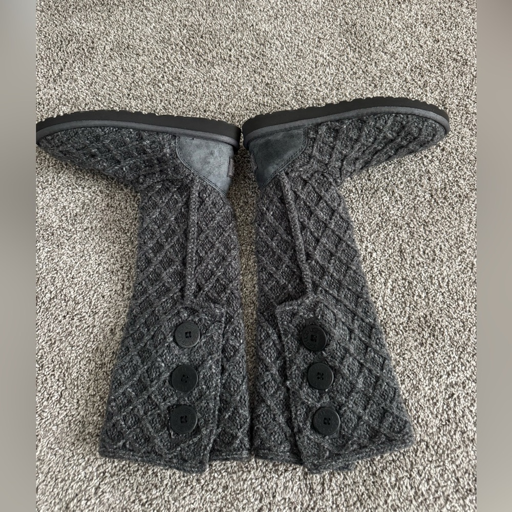 UGG Charcoal Knit Boots with Buttons Sz 8 like new
